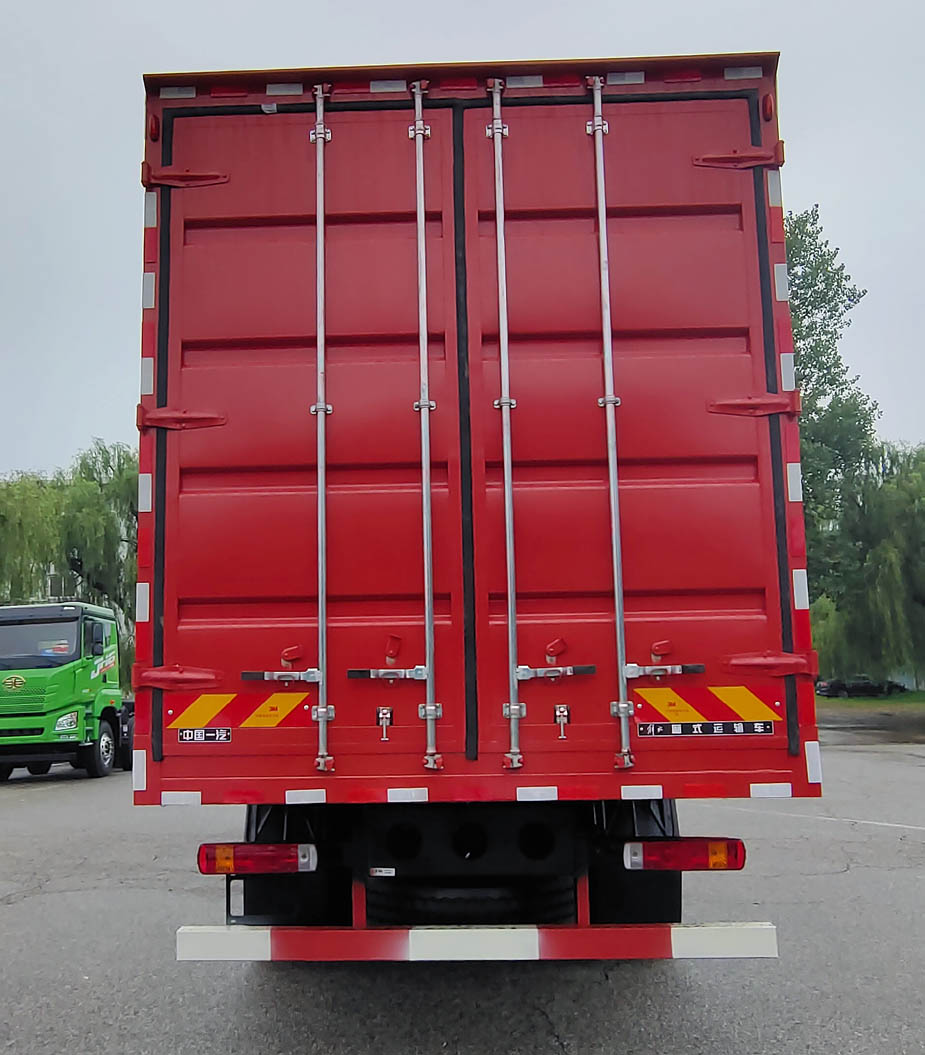 解放牌CA5320XXYP25K15L7T4E6A80廂式運(yùn)輸車公告圖片
