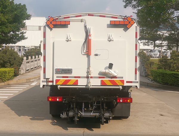 福龍馬牌FLM5183TSLDFBEV純電動(dòng)掃路車公告圖片