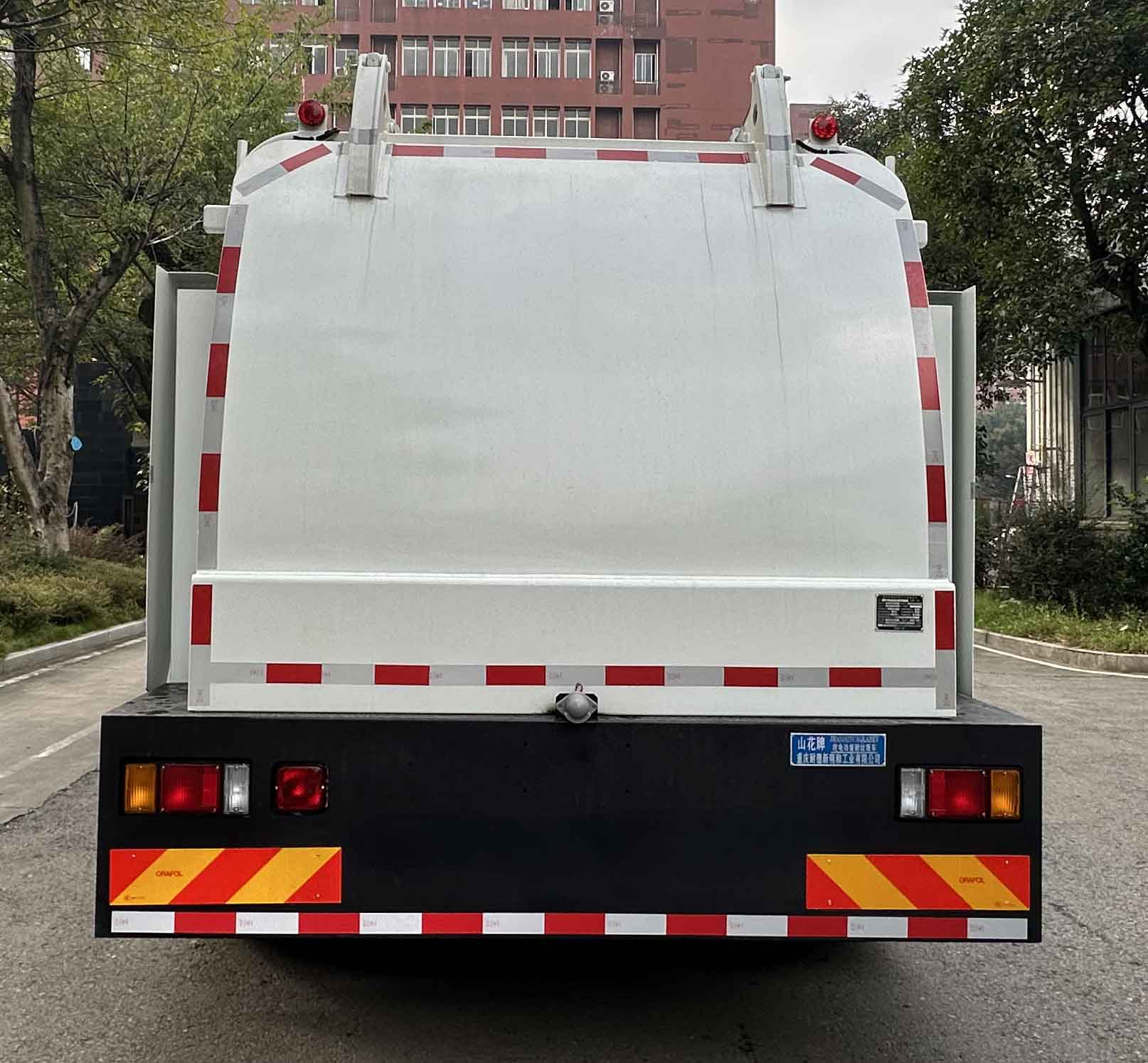 山花牌JHA5182TCAQLABEV純電動餐廚垃圾車公告圖片