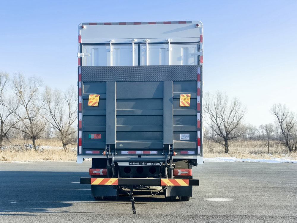 解放牌CA5310CCYP77M25T4E6倉(cāng)柵式運(yùn)輸車公告圖片