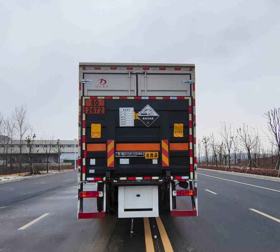 大力牌DLQ5262XFWZZ6腐蝕性物品廂式運(yùn)輸車公告圖片
