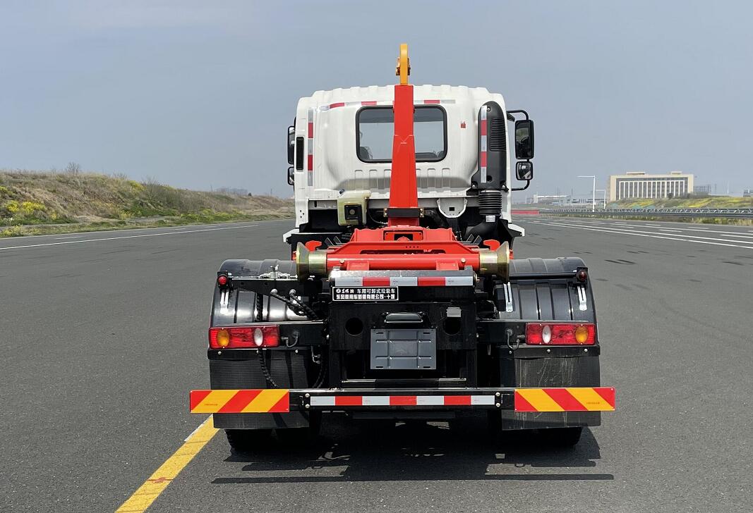 東風(fēng)牌DFV5181ZXXGP6D車廂可卸式垃圾車公告圖片