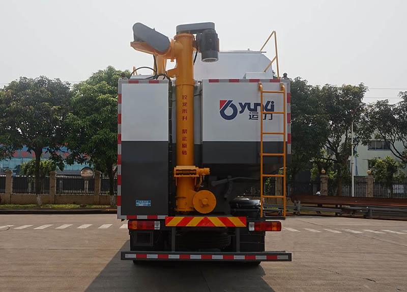 運(yùn)力牌LG5311ZSLC6散裝飼料運(yùn)輸車公告圖片