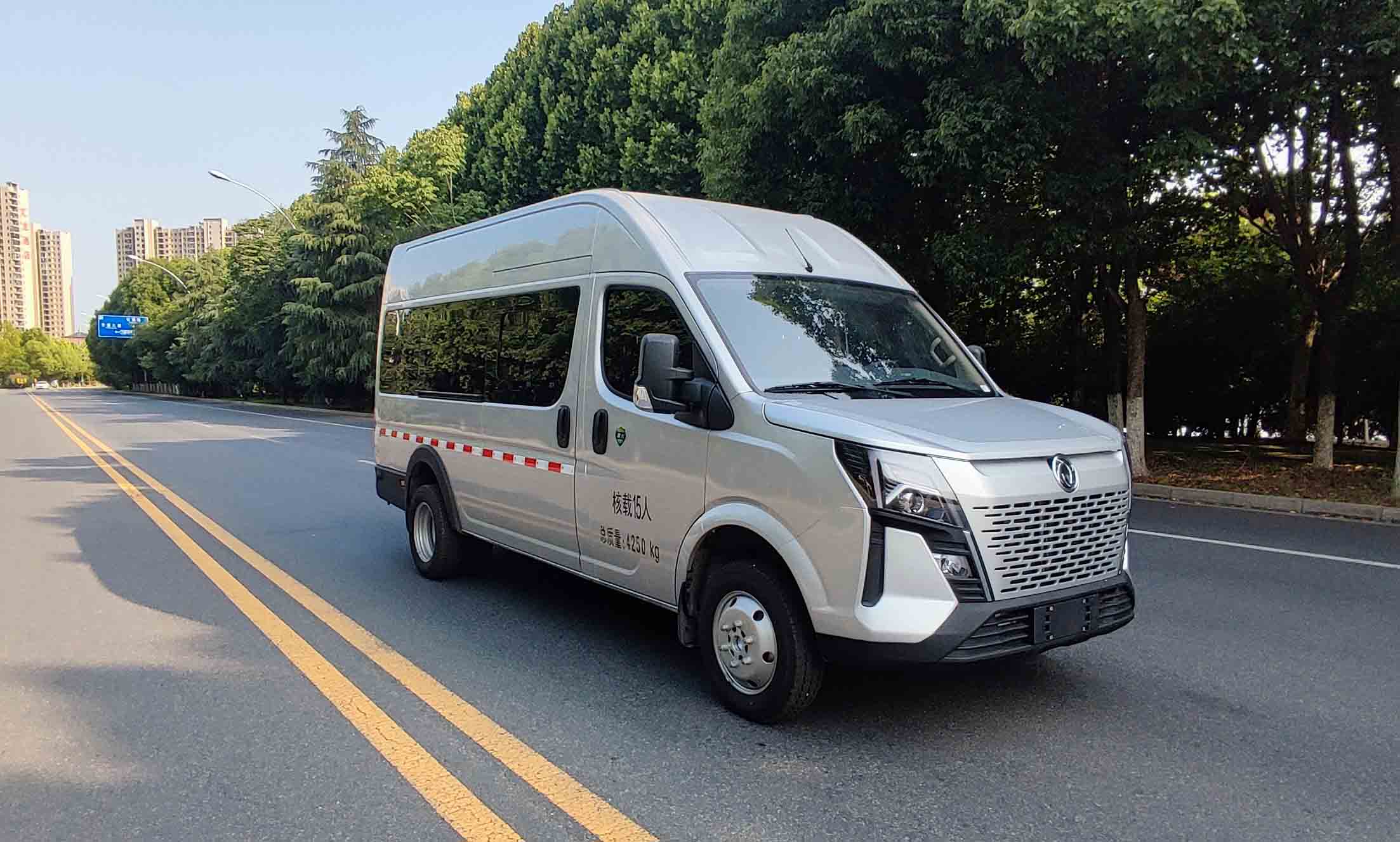 新東日牌YZR5040XYBEQ6運(yùn)兵車公告圖片