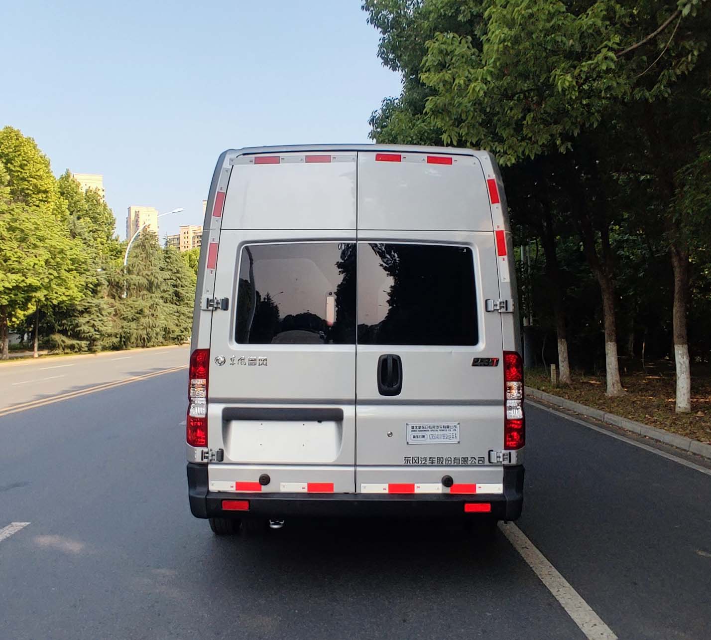 新東日牌YZR5040XYBEQ6運(yùn)兵車公告圖片