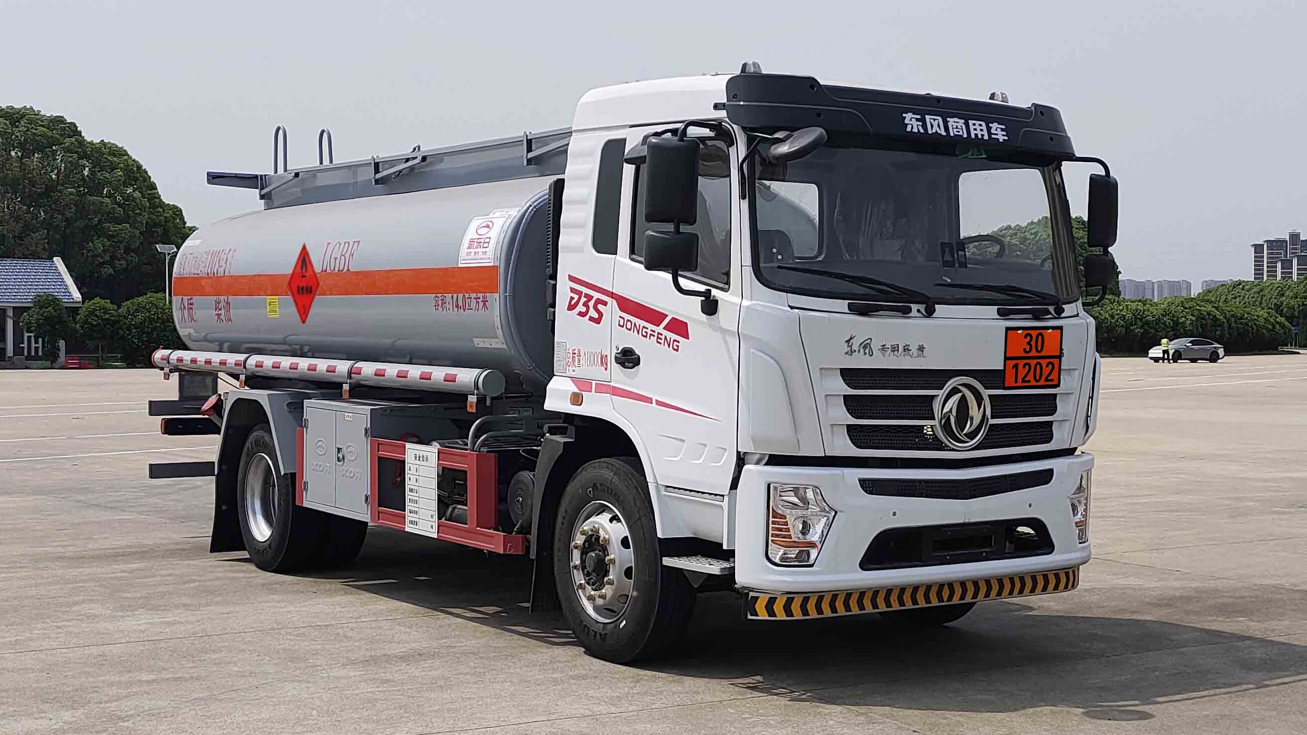 新東日牌YZR5183GJYE6C加油車公告圖片