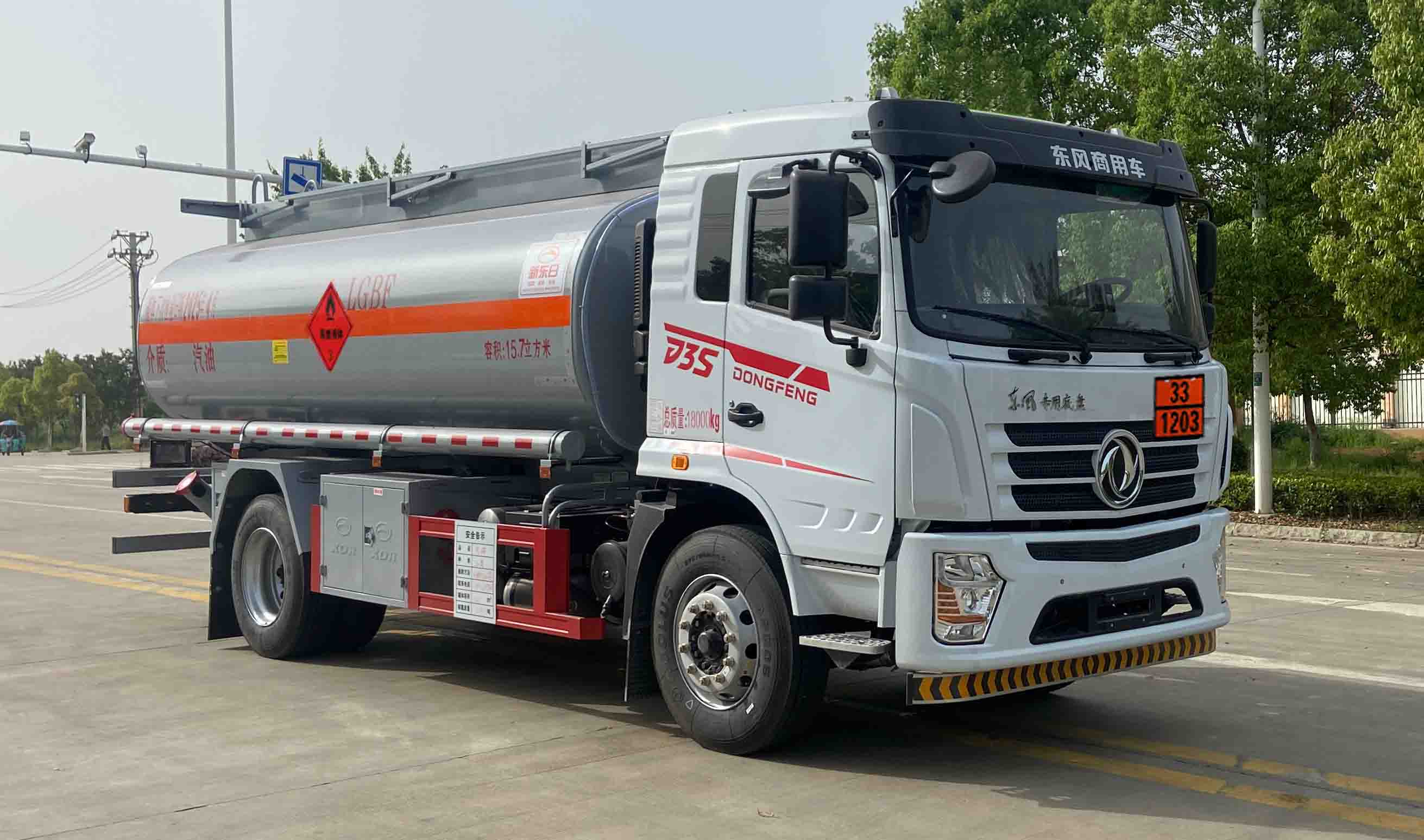 新東日牌YZR5183GJYE6Q加油車(chē)公告圖片