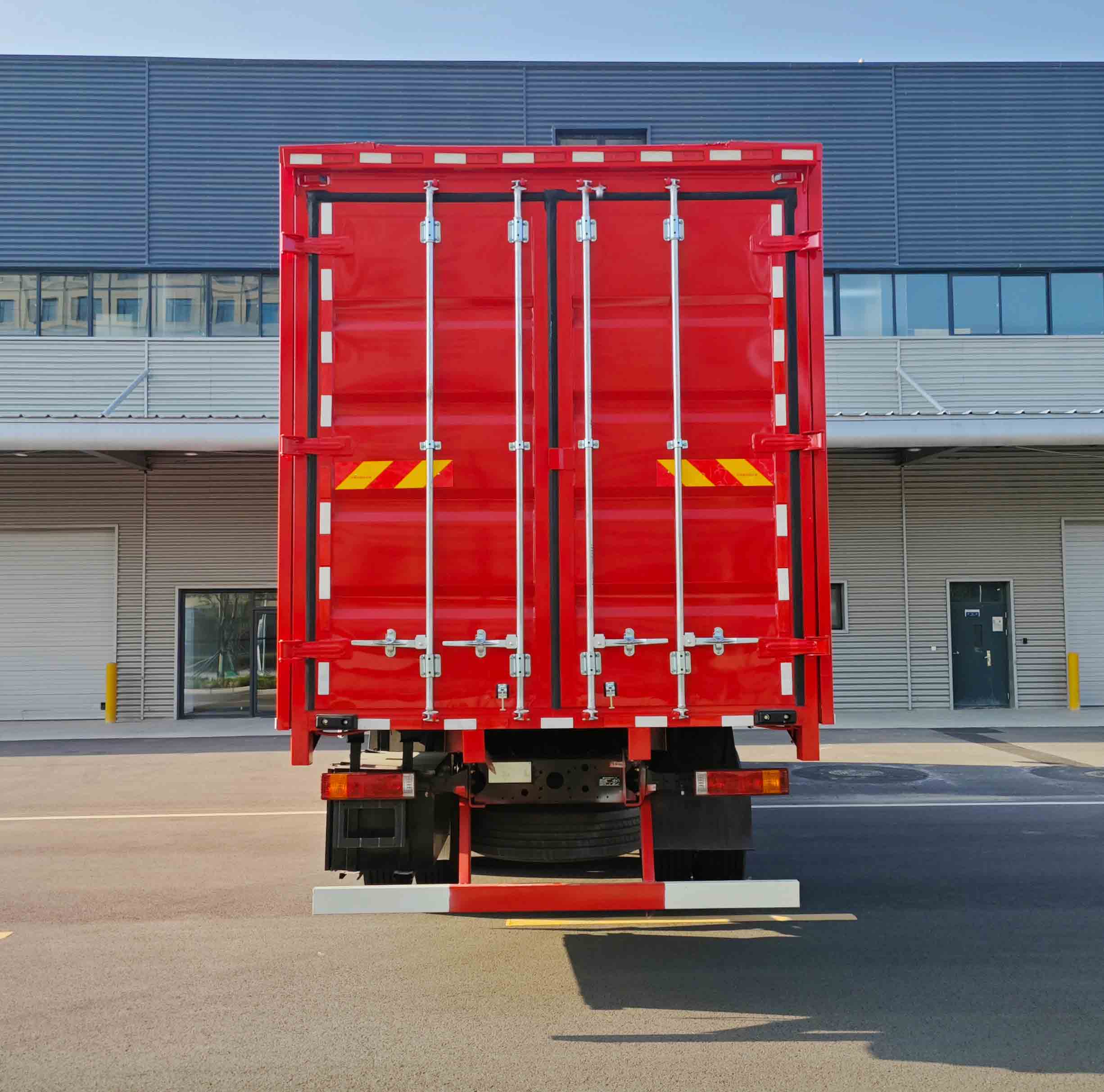 陜汽牌SX5319XYKXB44MF1翼開(kāi)啟廂式車公告圖片