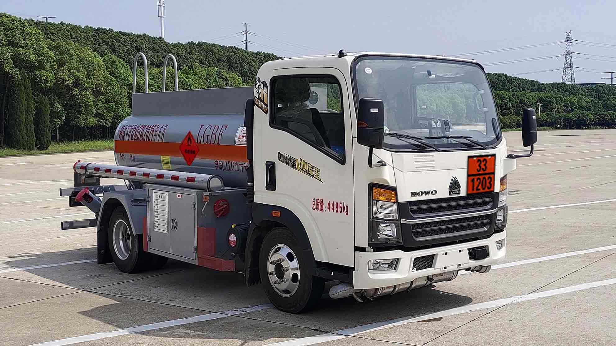 新東日牌YZR5047GJYZ6Q加油車公告圖片