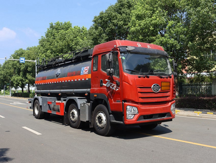中汽力威牌HLW5263GFWCA6腐蝕性物品罐式運(yùn)輸車(chē)公告圖片