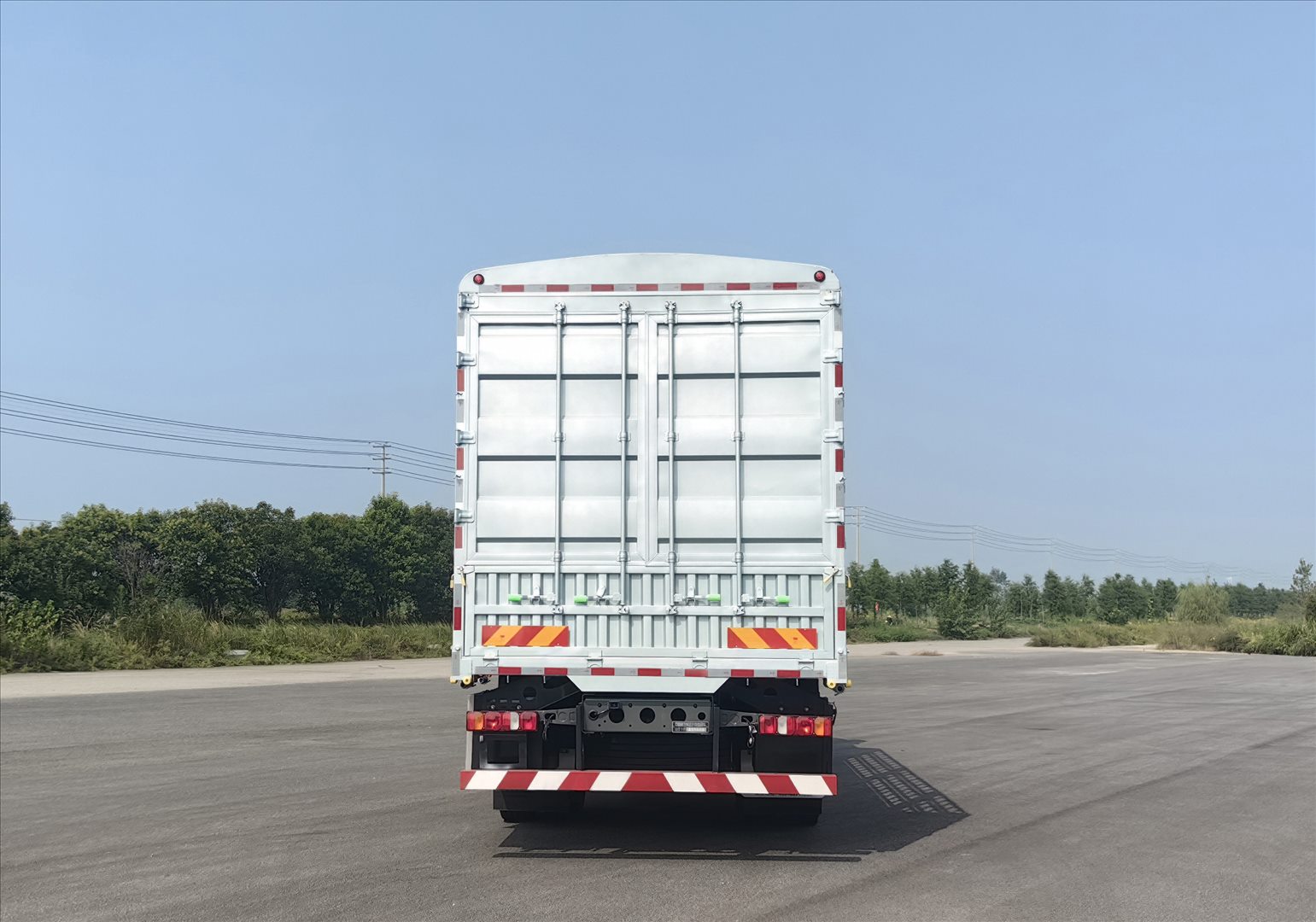 汕德卡牌ZZ5186CCYN501HF1倉柵式運(yùn)輸車公告圖片