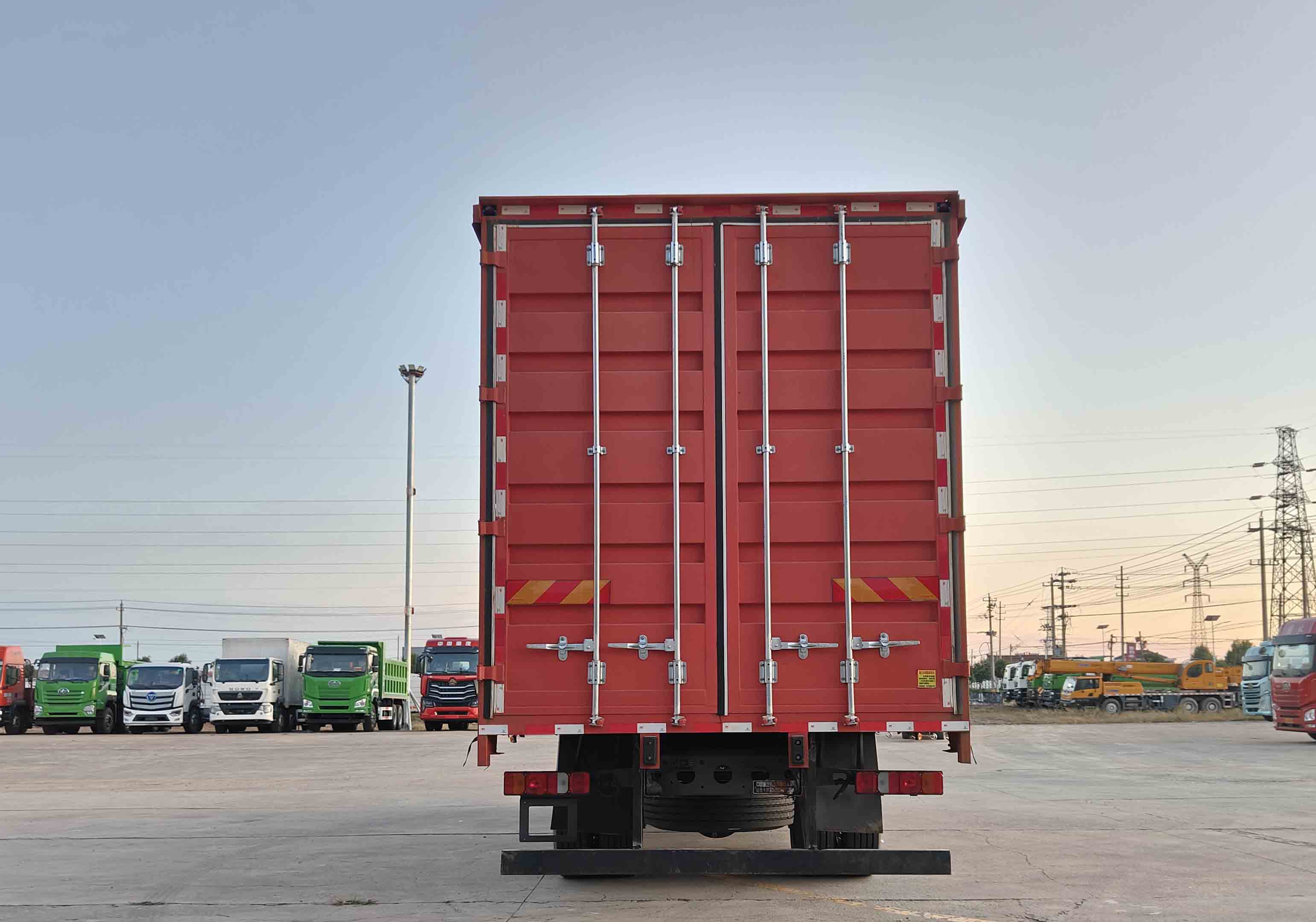 汕德卡牌ZZ5186XXYN711HF1-1廂式運輸車公告圖片
