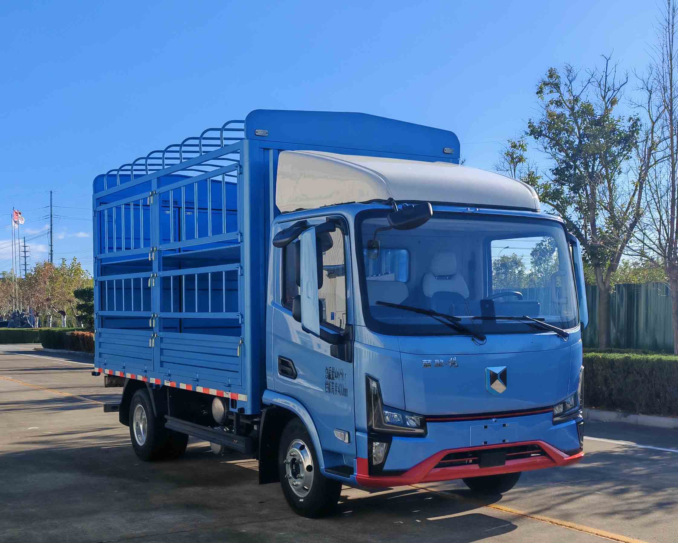 藍(lán)擎牌YTQ5042CCYMFEV341-LQ純電動(dòng)倉(cāng)柵式運(yùn)輸車公告圖片