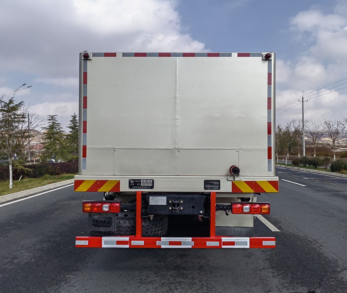 蘭礦牌LK5212TYL70壓裂車(chē)公告圖片