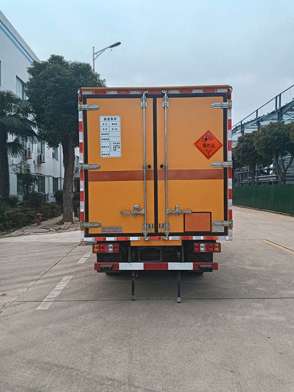 紅宇牌HYZ5070XQYJXW爆破器材運(yùn)輸車公告圖片