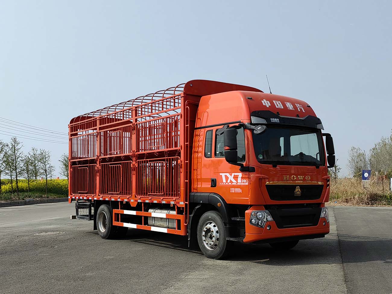 豪沃牌ZZ5187CCQN501GF1畜禽運輸車公告圖片