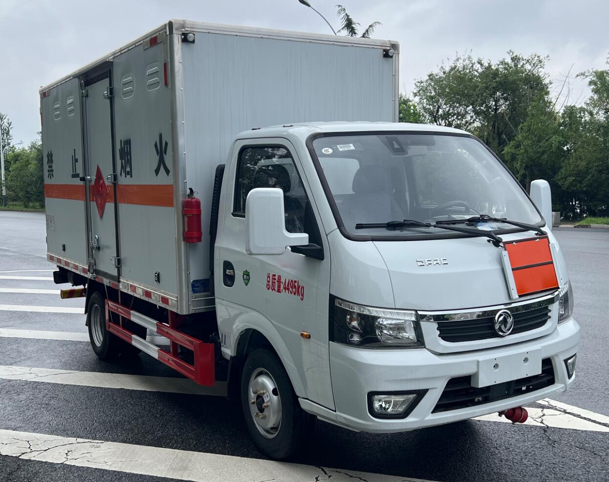 鼎宸騰興牌DCZ5045XRYE6易燃液體廂式運(yùn)輸車公告圖片