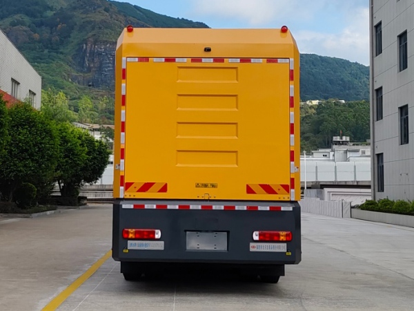 龍吸水牌FLG5210TPS175Z大流量排水搶險(xiǎn)車公告圖片