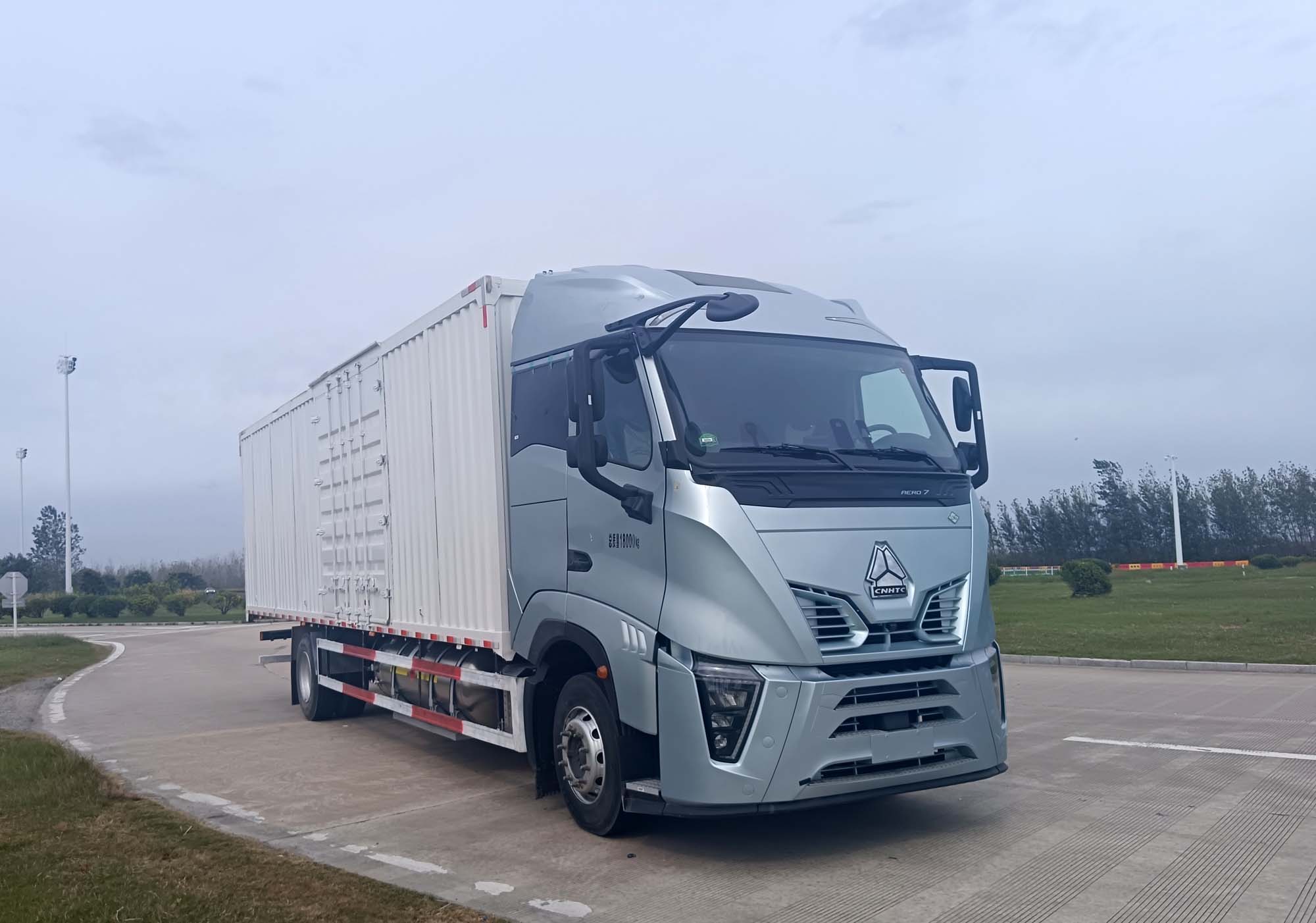 黃河牌ZZ5187XXYN711XF1L廂式貨車公告圖片
