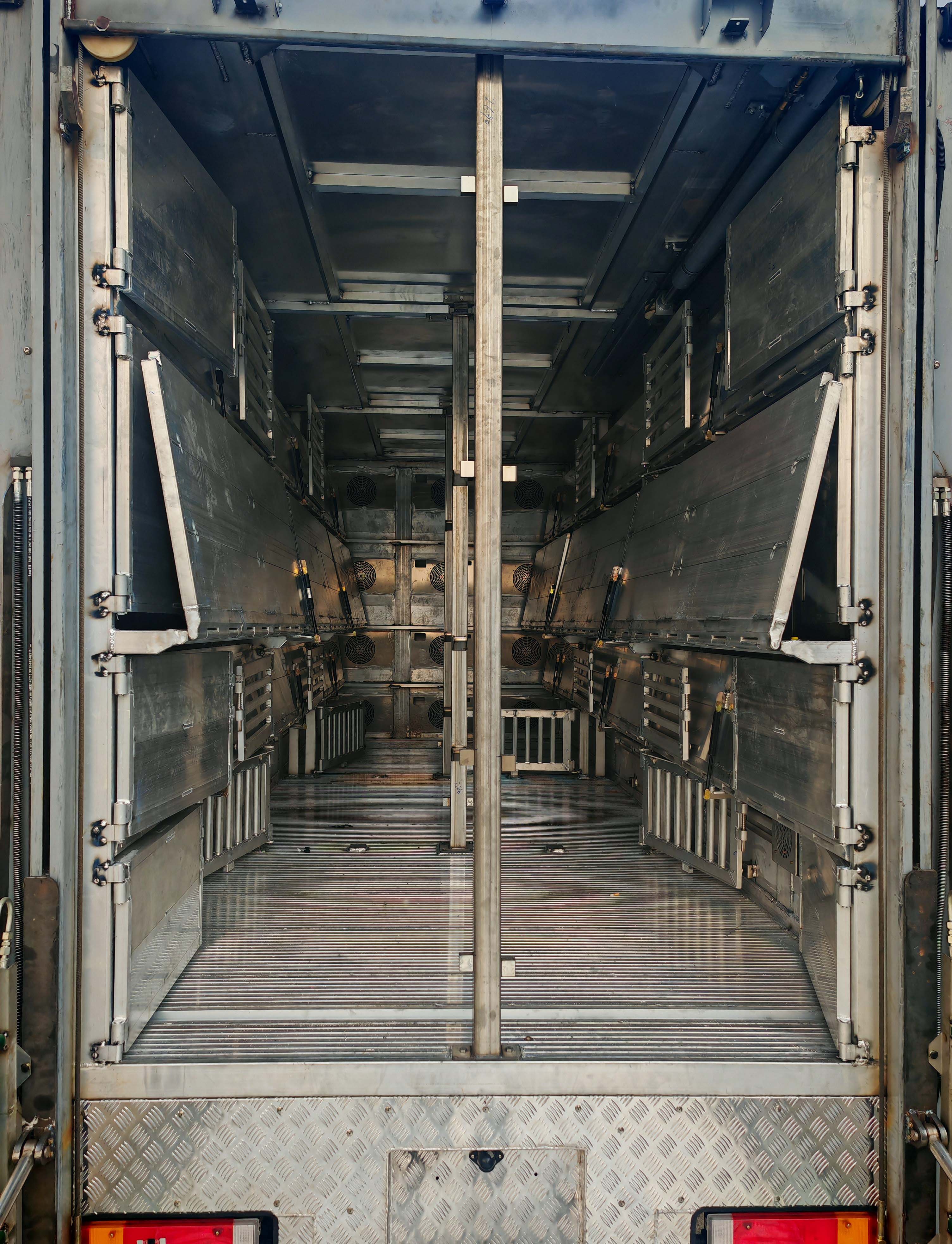 長(zhǎng)力威牌CLA5180XCQE7雛禽運(yùn)輸車公告圖片