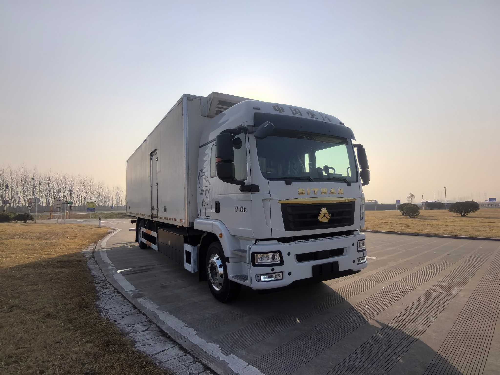 汕德卡牌ZZ5186XLCN711GZ1BEV4E純電動冷藏車公告圖片