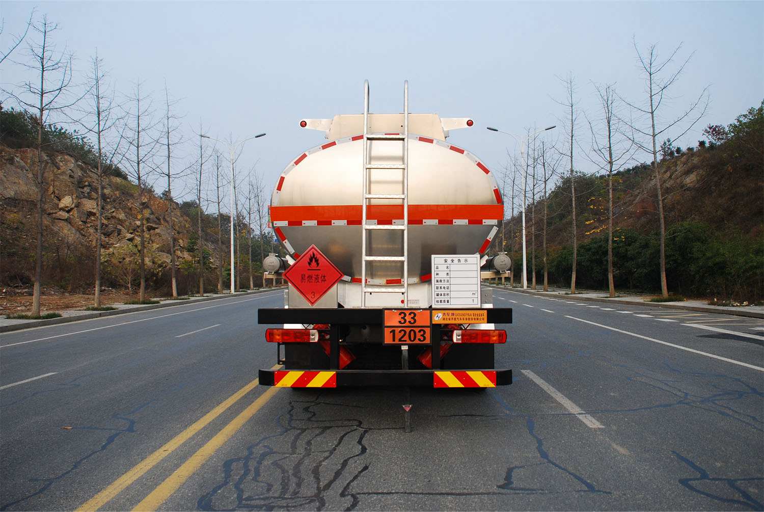 齊星牌QXC5326GYYBJ6鋁合金運(yùn)油車(chē)公告圖片