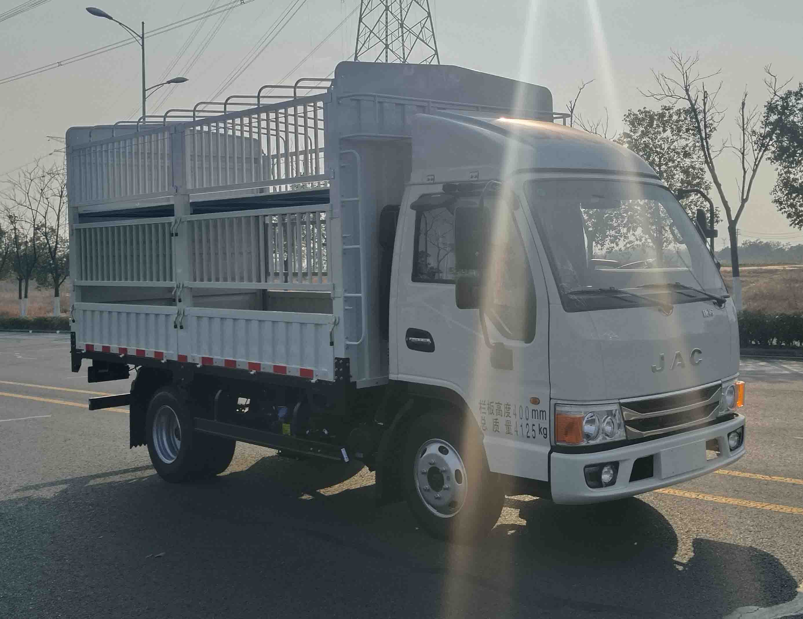 江淮牌HFC5041CCYP23K1B4S-1倉柵式運輸車公告圖片