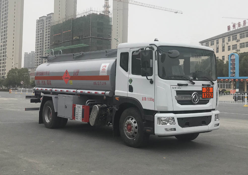 新東日牌YZR5181GYYE6運(yùn)油車(chē)公告圖片