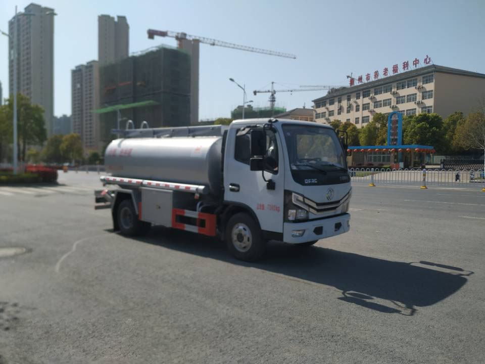 新東日牌YZR5070GPGE6普通液體運輸車公告圖片