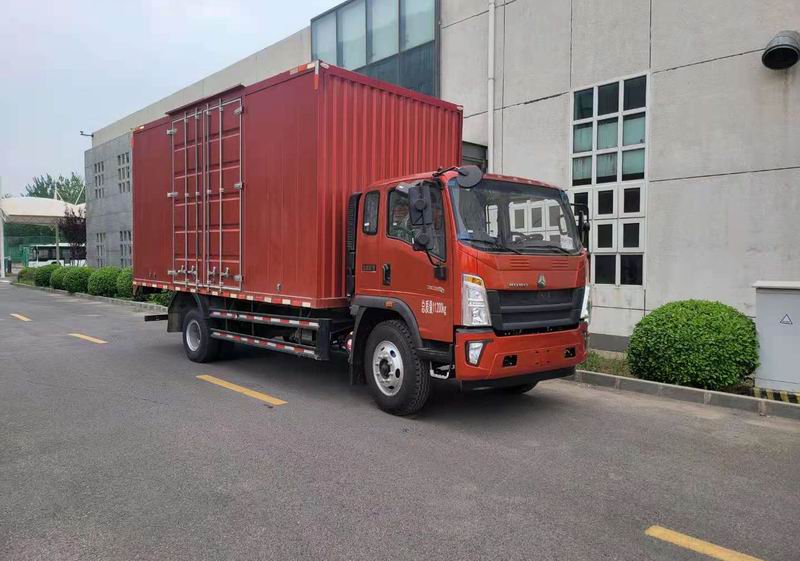 豪沃牌ZZ5117XXYG4515F1廂式運(yùn)輸車(chē)公告圖片
