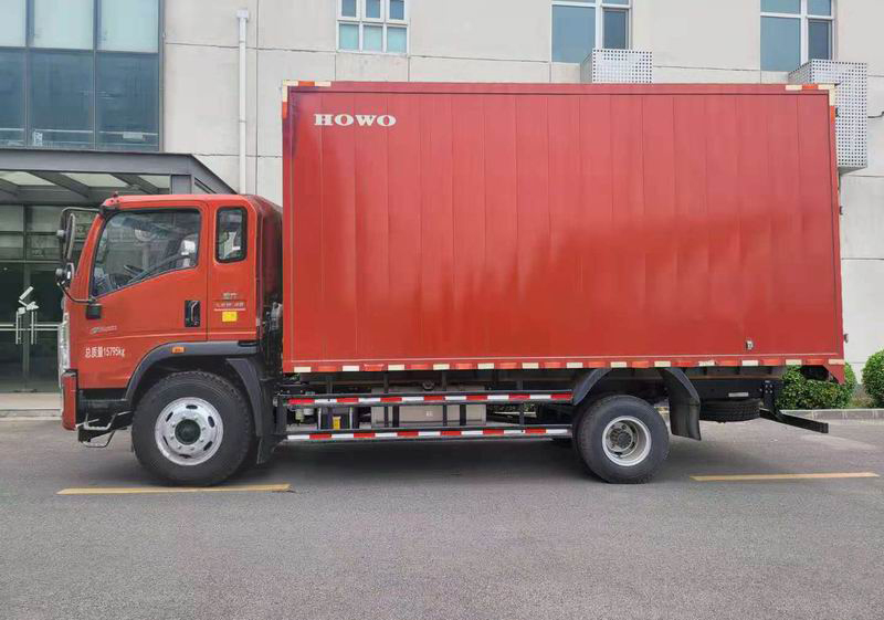 豪沃牌ZZ5167XXYH4715F1廂式運(yùn)輸車公告圖片