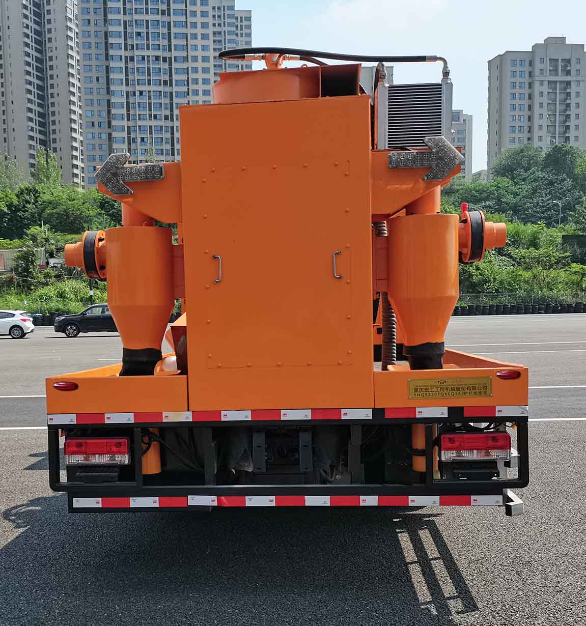 渝宏精工牌YHQ5120TQXEQ382護(hù)欄搶修車公告圖片