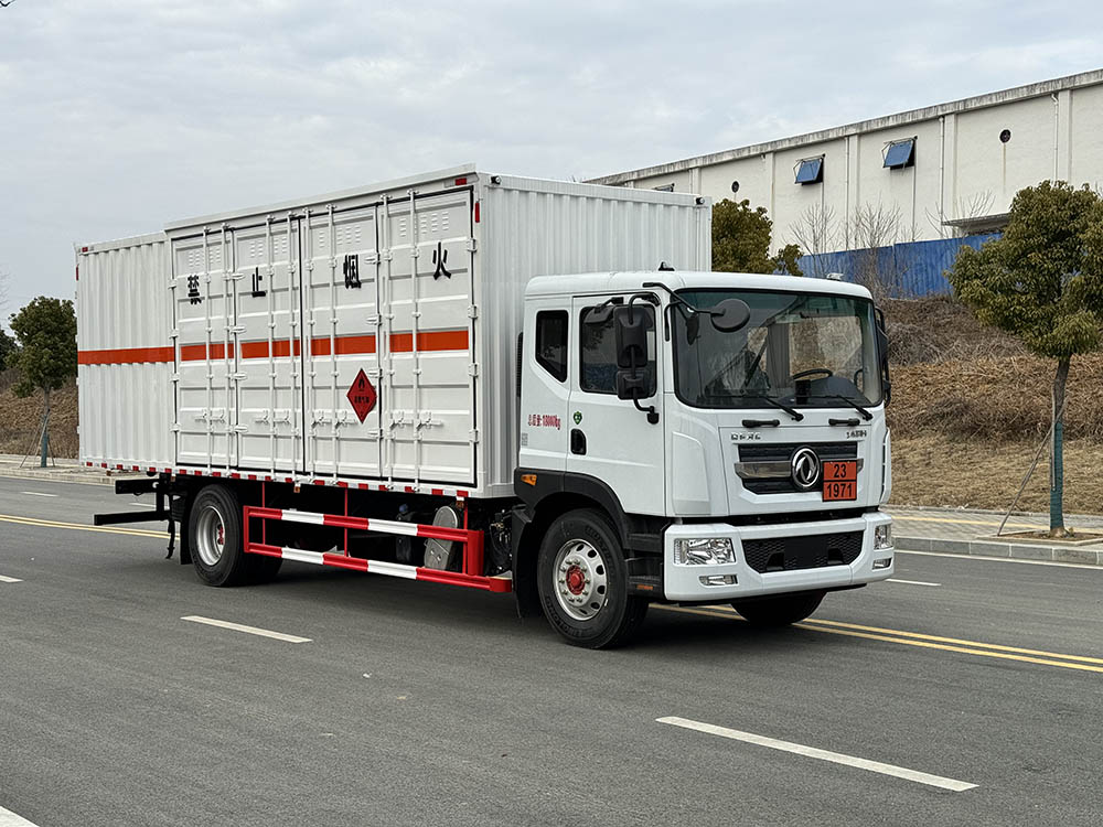 豐霸牌STD5185XRQEQ6易燃?xì)怏w廂式運(yùn)輸車公告圖片