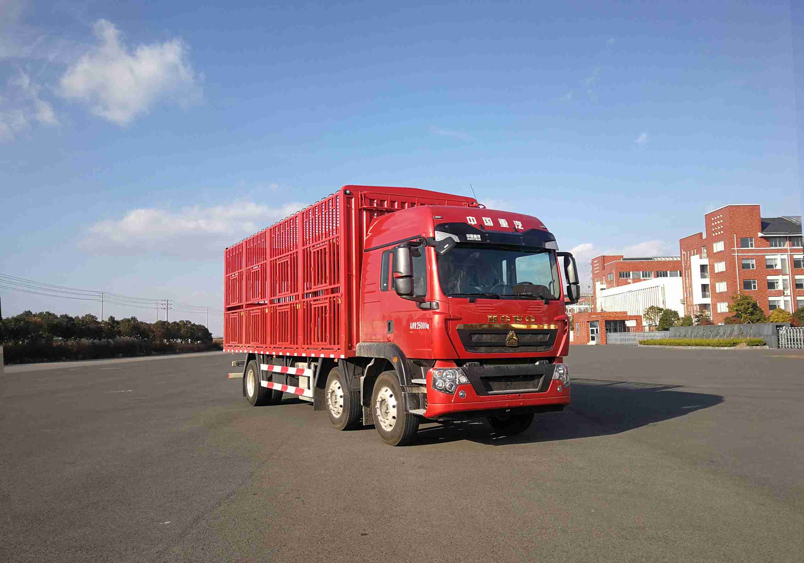 豪沃牌ZZ5257CCQN56CGF1畜禽運輸車公告圖片