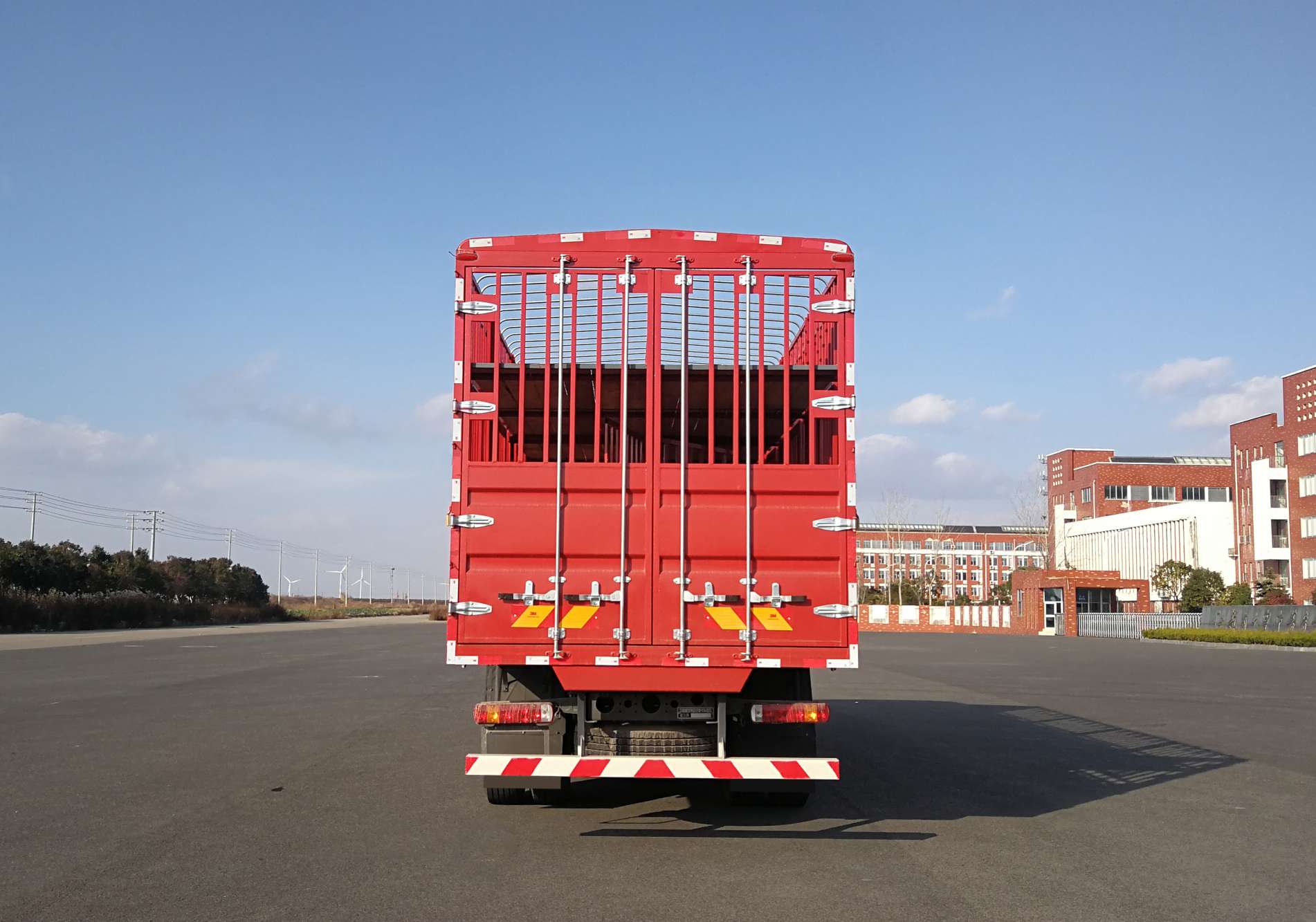 豪沃牌ZZ5257CCQN56CGF1畜禽運輸車公告圖片