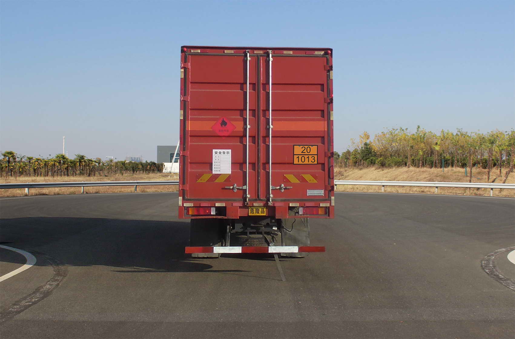 東風(fēng)牌DFV5327XRQGP6D易燃?xì)怏w廂式運(yùn)輸車公告圖片