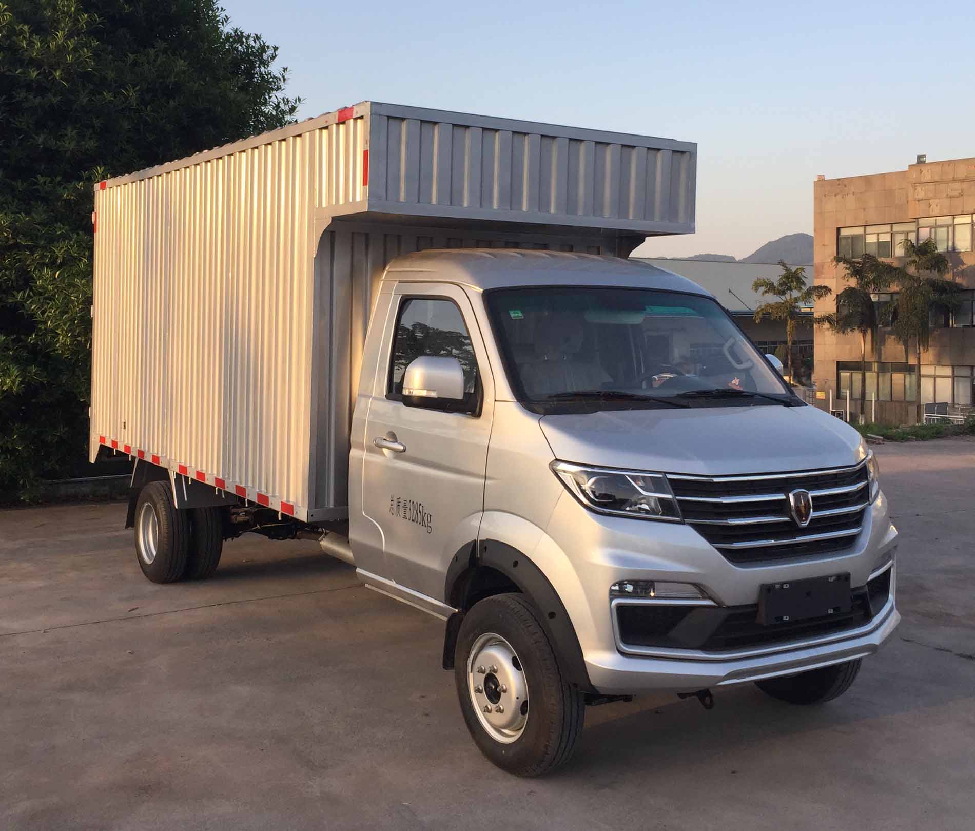 金杯牌JKC5034XXYD6LB廂式運輸車公告圖片