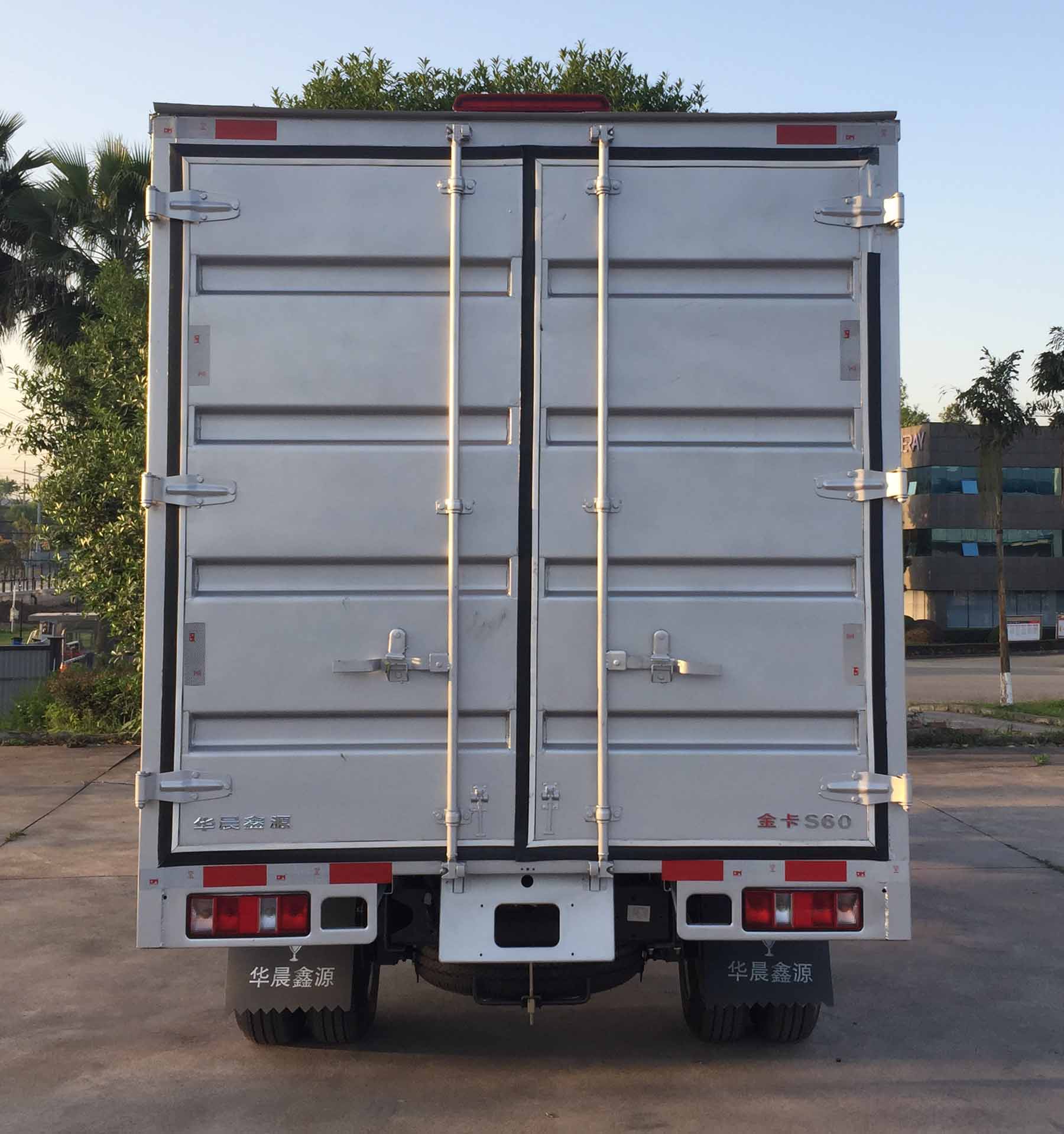 金杯牌JKC5034XXYD6LB廂式運輸車公告圖片