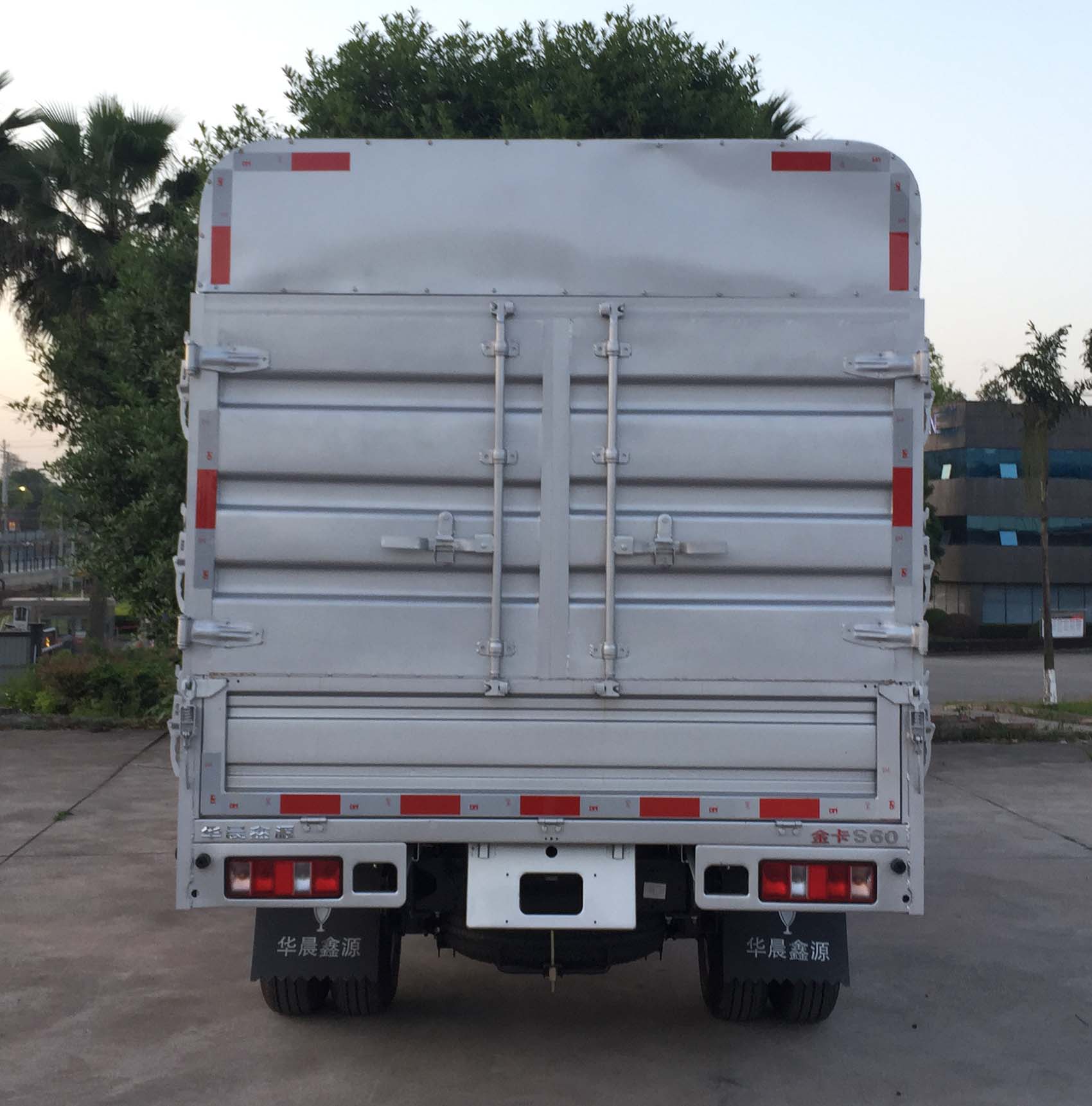 金杯牌JKC5034CCYD6LC倉柵式運輸車公告圖片