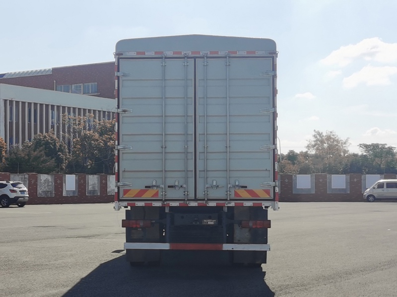 豪沃牌ZZ5187CCYN511KF1倉柵式運輸車公告圖片