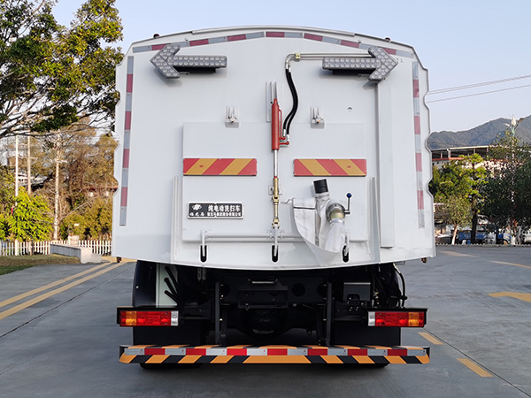 福龍馬牌FLM5180TXSSZBEV純電動(dòng)洗掃車(chē)公告圖片