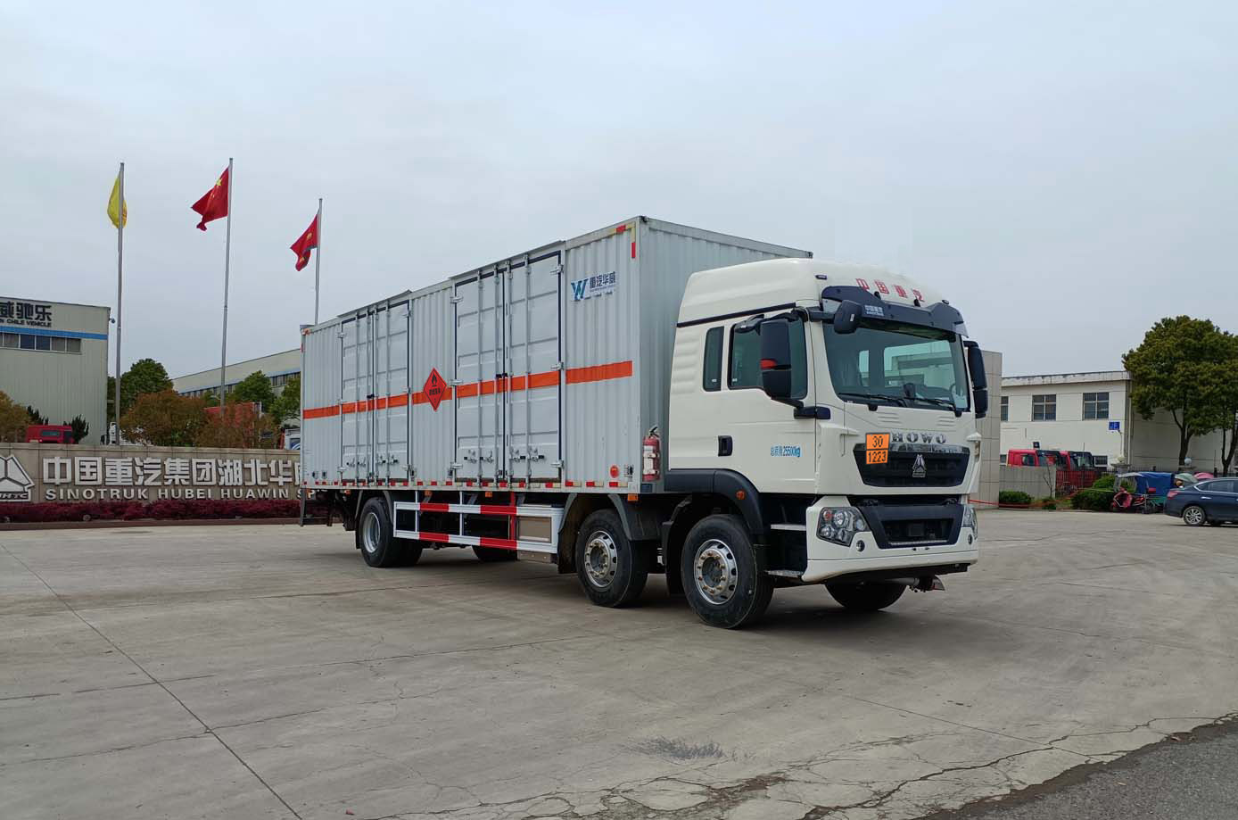 華威馳樂牌SGZ5260XRYZZ6T5易燃液體廂式運(yùn)輸車公告圖片