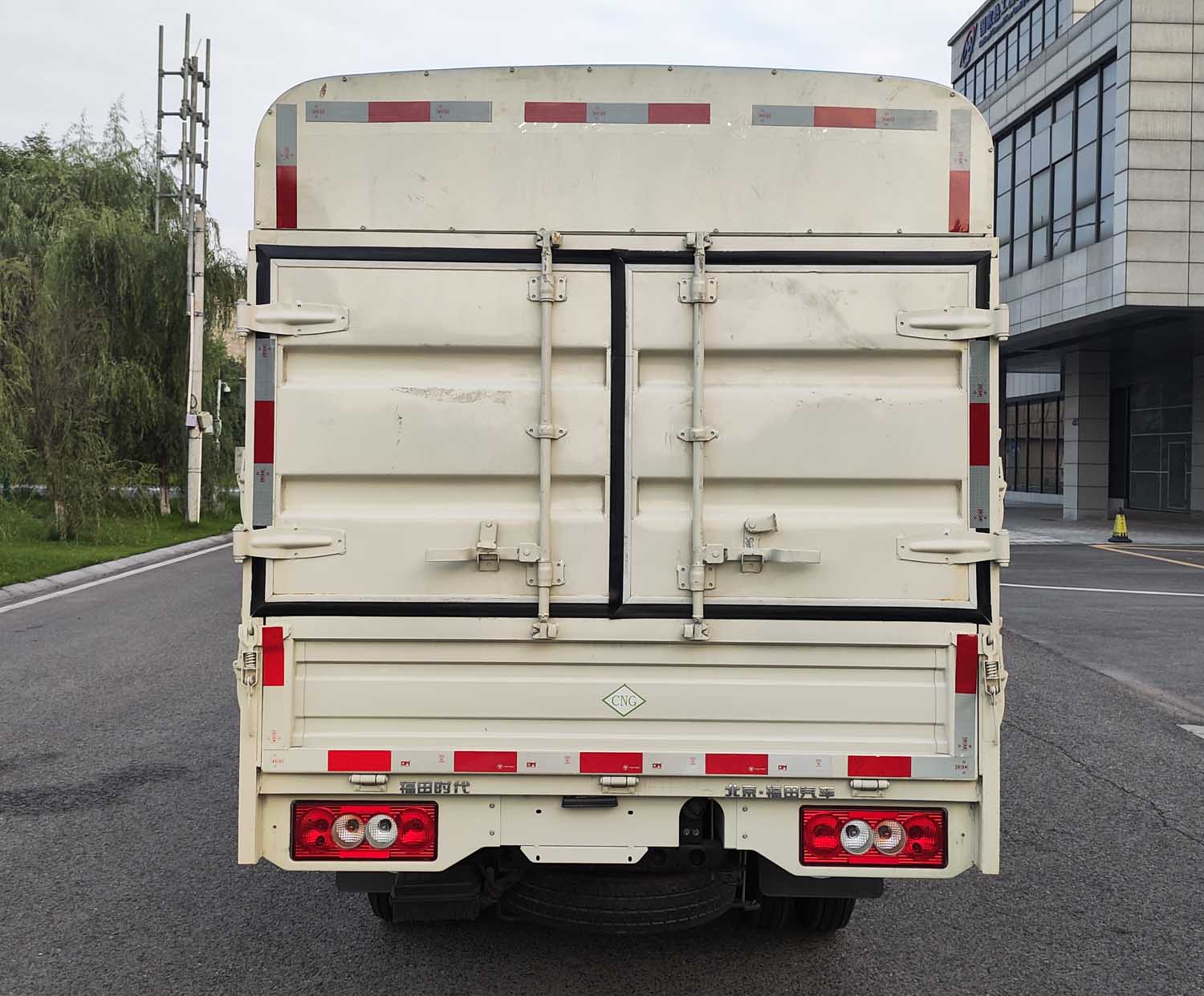 福田牌BJ5035CCY5JC5-12倉(cāng)柵式運(yùn)輸車公告圖片