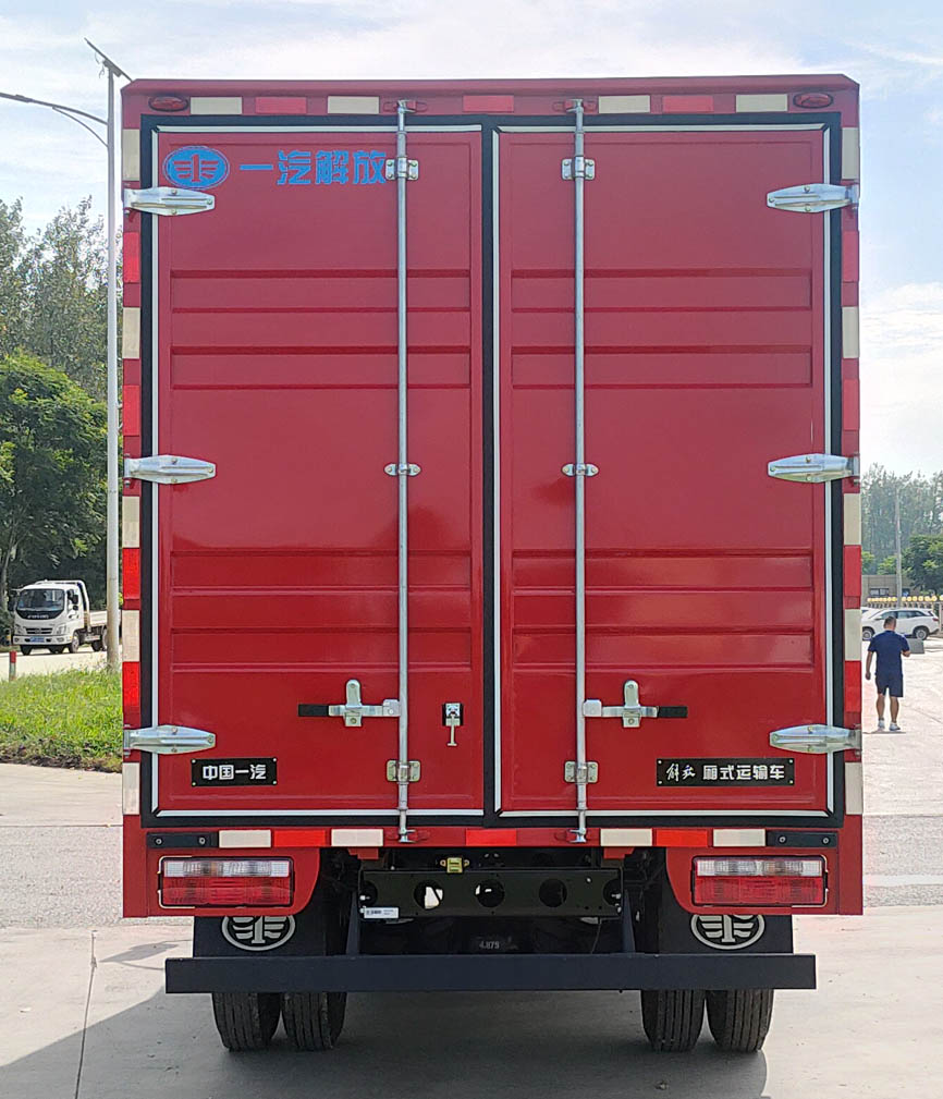 解放牌CA5046XXYP40K56L1E6A84廂式運(yùn)輸車公告圖片