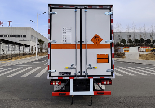 匯力威牌VVV5045XQYHFC6爆破器材運(yùn)輸車(chē)公告圖片