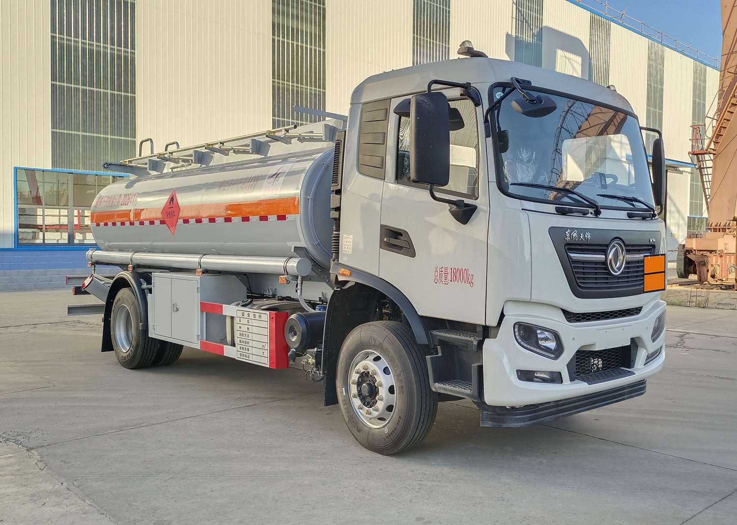 齊星牌QXC5181GRYD6易燃液體罐式運(yùn)輸車(chē)公告圖片