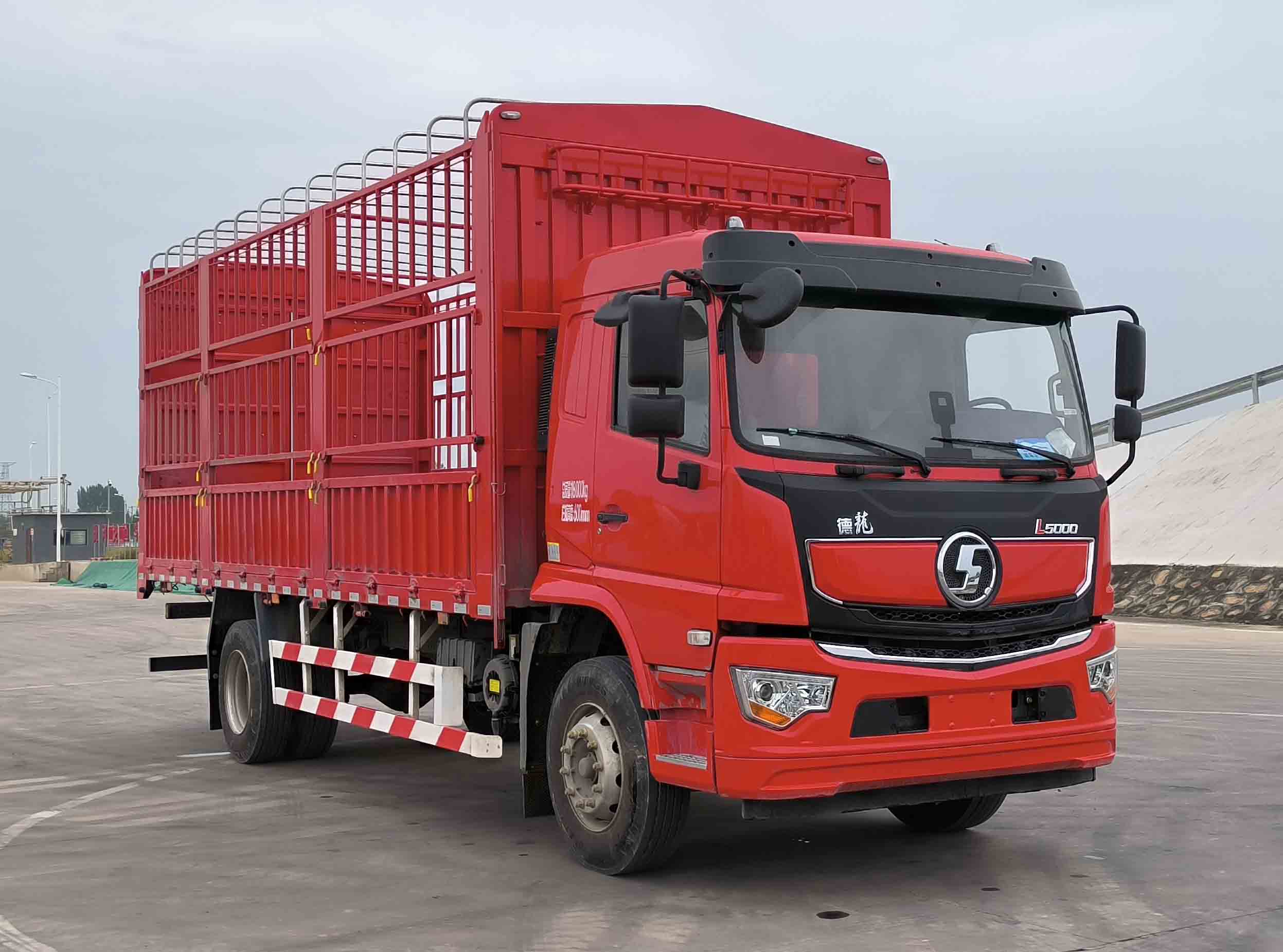 陜汽牌SX5189CCYLA501Q2-V倉(cāng)柵式運(yùn)輸車(chē)公告圖片