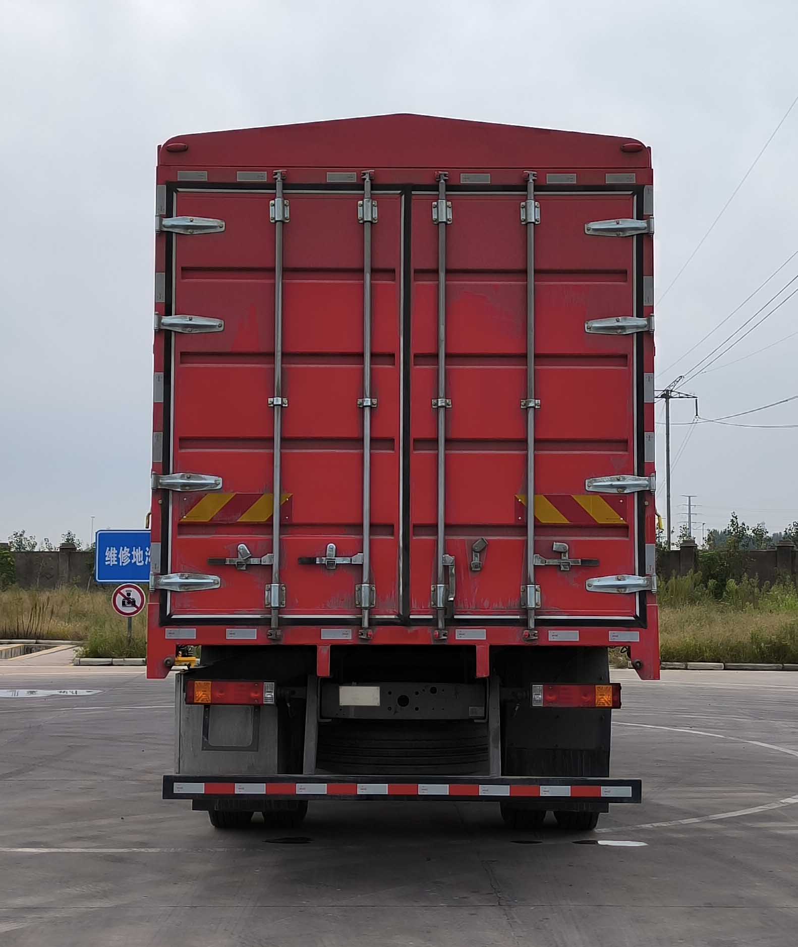 陜汽牌SX5189CCYLA501Q2-V倉(cāng)柵式運(yùn)輸車(chē)公告圖片