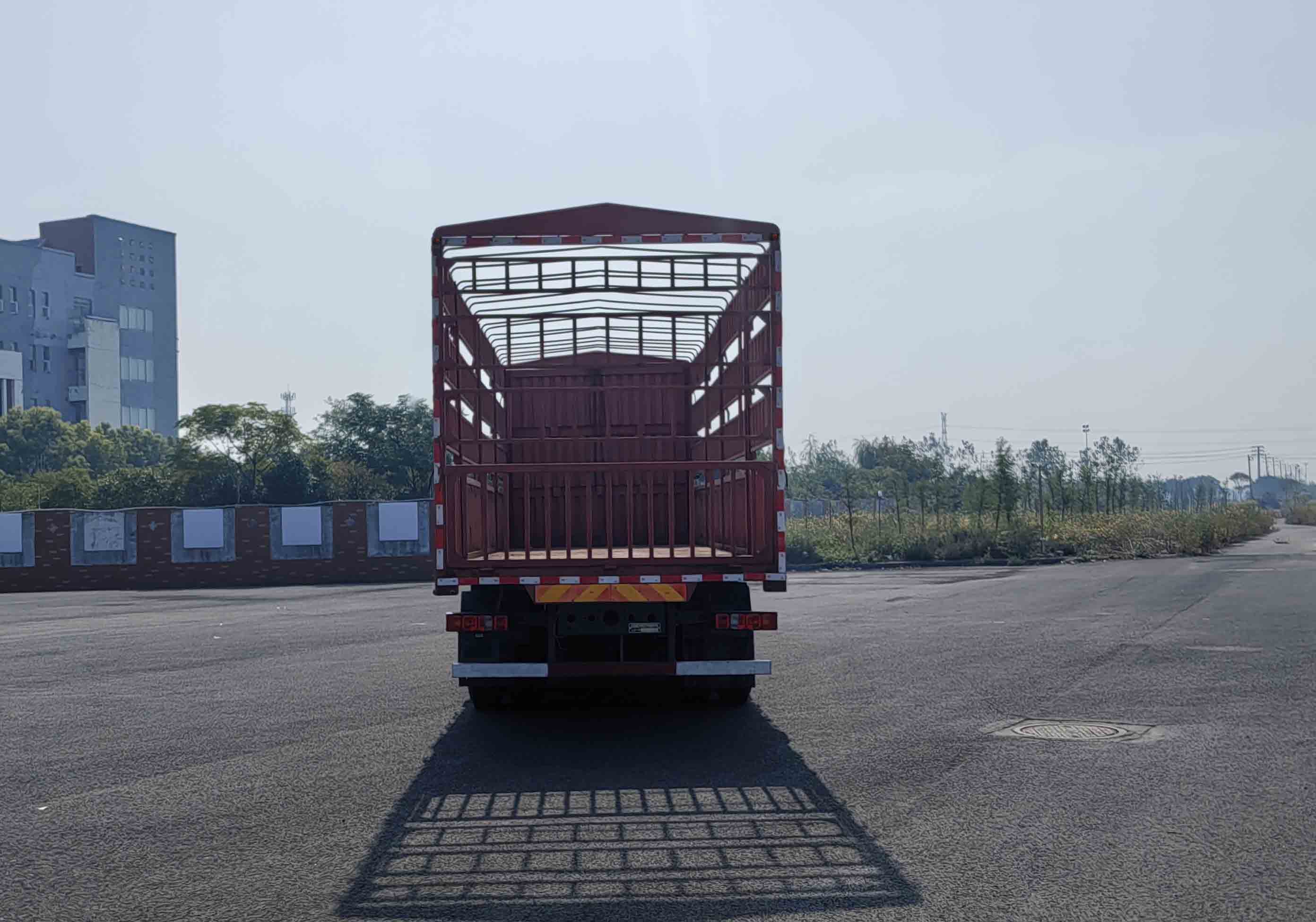 汕德卡牌ZZ5316CCQY466HF1畜禽運輸車公告圖片
