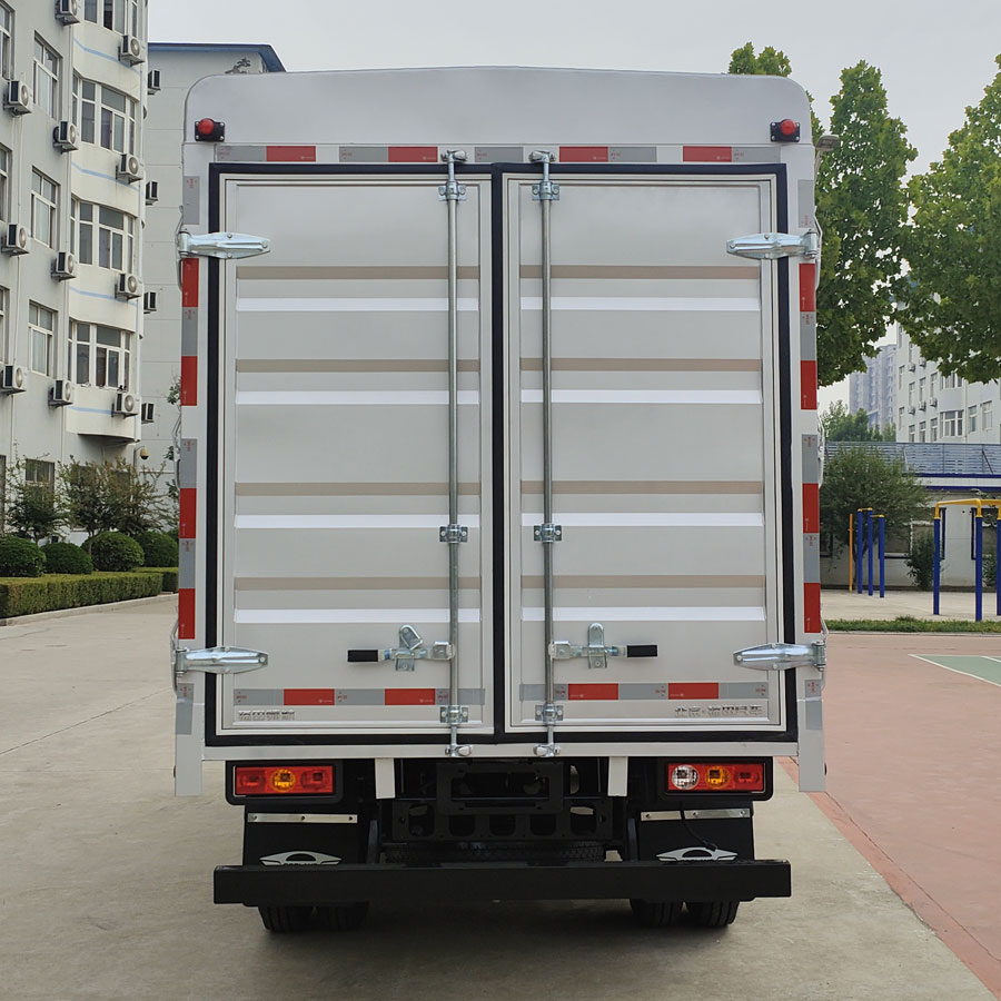 福田牌BJ5045CCY9JBA-58倉(cāng)柵式運(yùn)輸車公告圖片